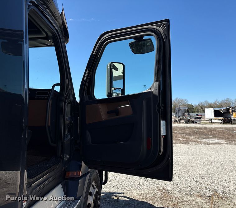 image for item YA2414 2020 Freightliner Cascadia semi truck