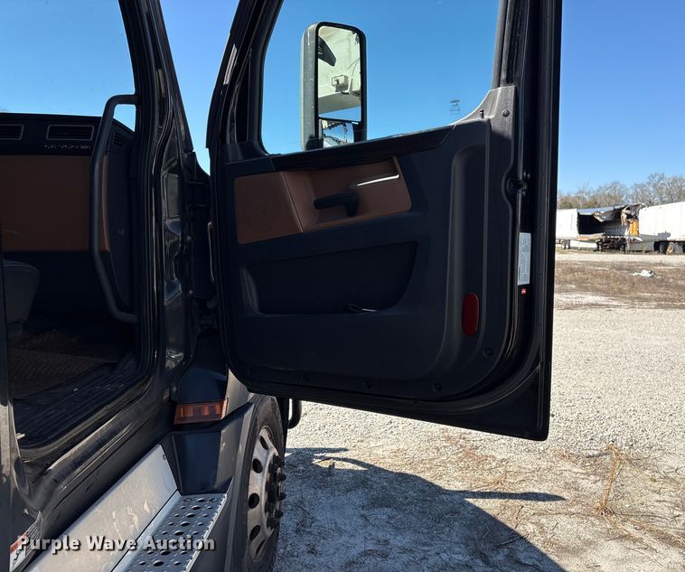 image for item YA2414 2020 Freightliner Cascadia semi truck