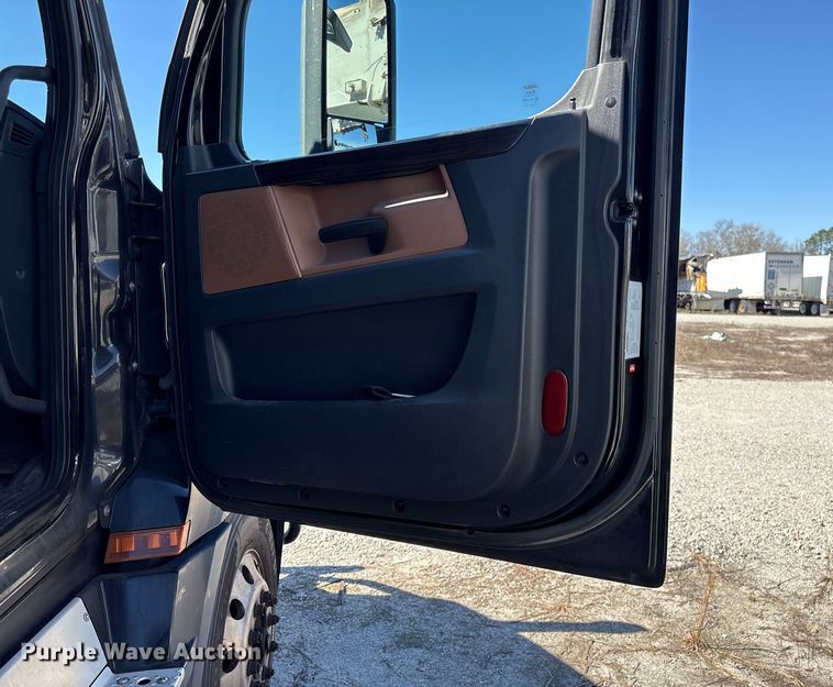 image for item YA2414 2020 Freightliner Cascadia semi truck