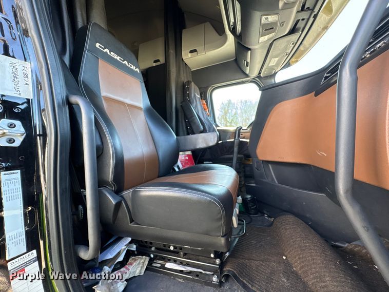 image for item YA2414 2020 Freightliner Cascadia semi truck