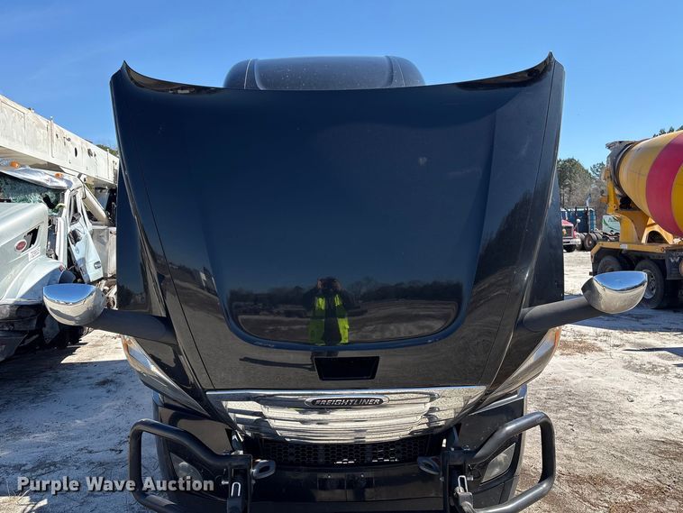 image for item YA2414 2020 Freightliner Cascadia semi truck