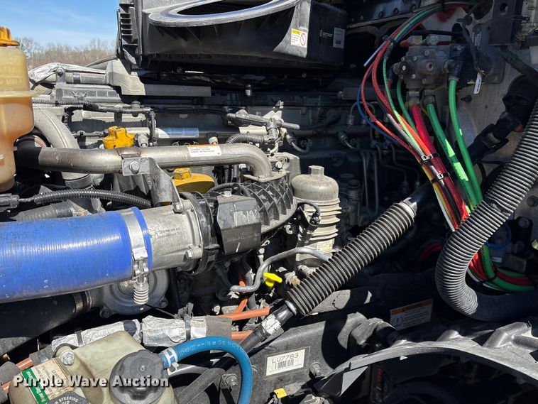 image for item YA2414 2020 Freightliner Cascadia semi truck