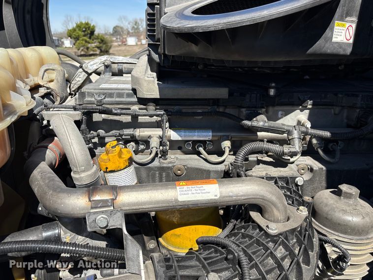 image for item YA2414 2020 Freightliner Cascadia semi truck