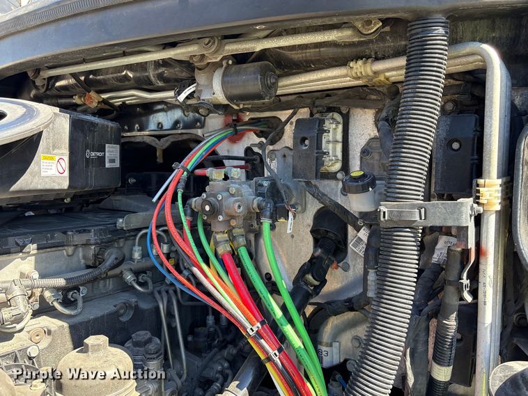 image for item YA2414 2020 Freightliner Cascadia semi truck