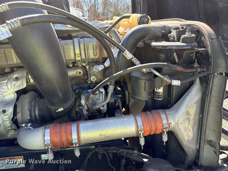 image for item YA2414 2020 Freightliner Cascadia semi truck
