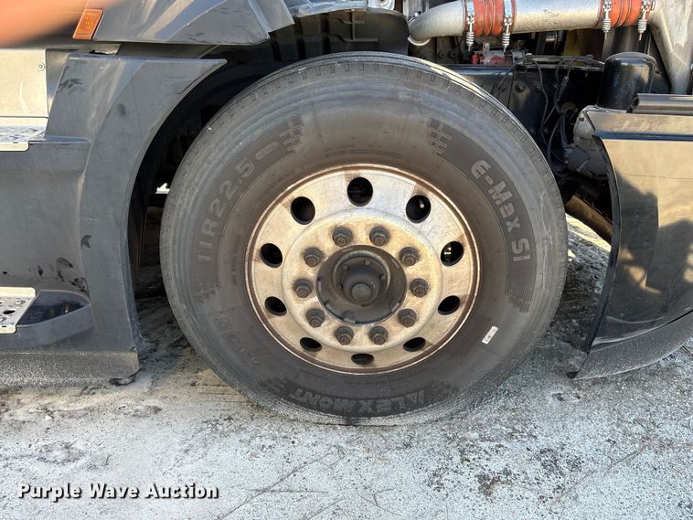 image for item YA2414 2020 Freightliner Cascadia semi truck