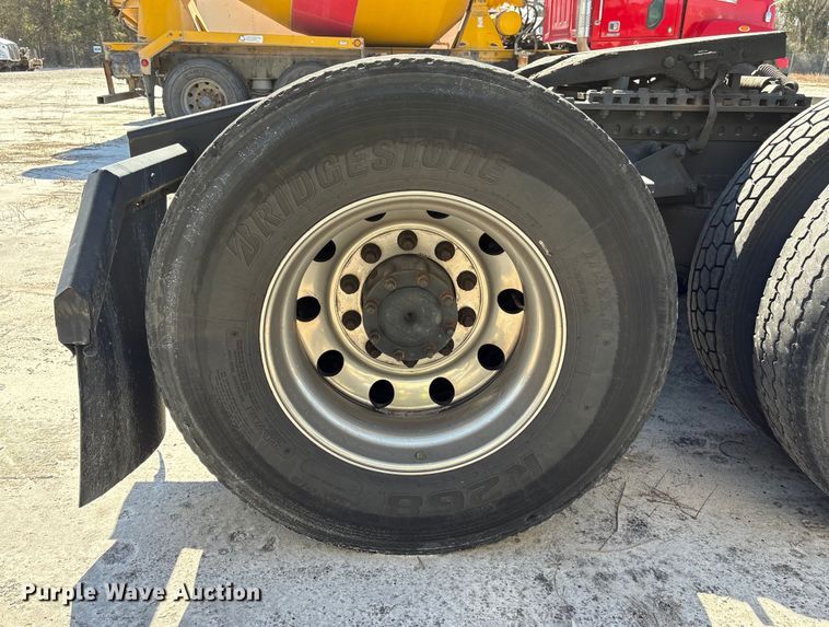 image for item YA2414 2020 Freightliner Cascadia semi truck
