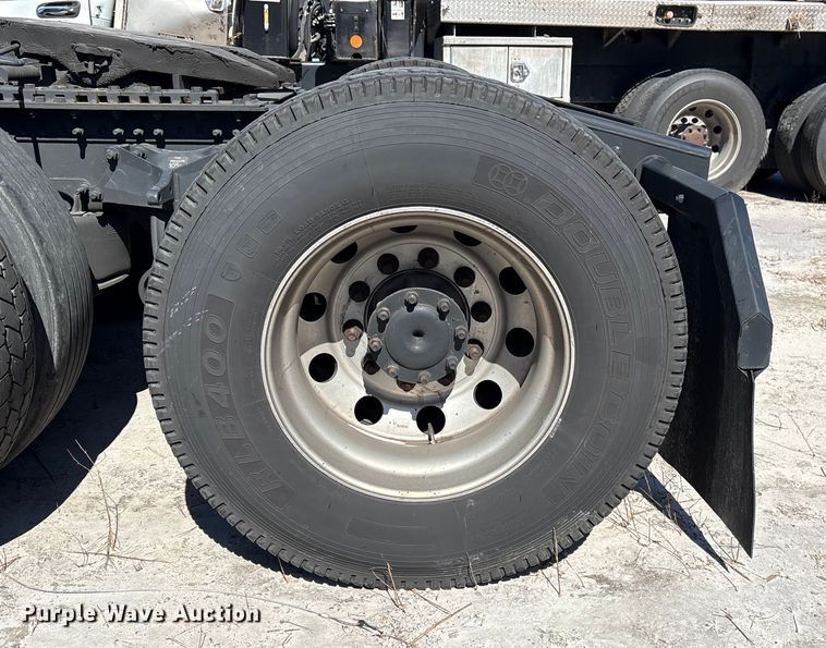 image for item YA2414 2020 Freightliner Cascadia semi truck