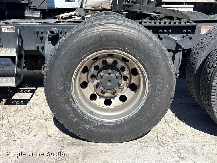 image for item YA2414 2020 Freightliner Cascadia semi truck