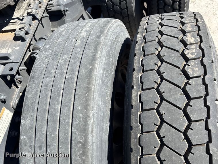 image for item YA2414 2020 Freightliner Cascadia semi truck