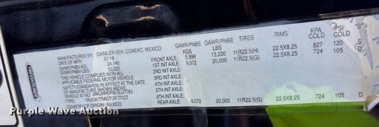 image for item YA2414 2020 Freightliner Cascadia semi truck