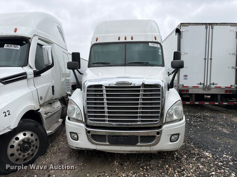 image for item YA2499 2015 Freightliner Cascadia semi truck