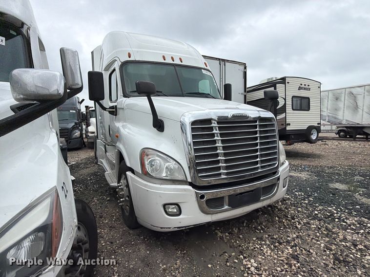 image for item YA2499 2015 Freightliner Cascadia semi truck
