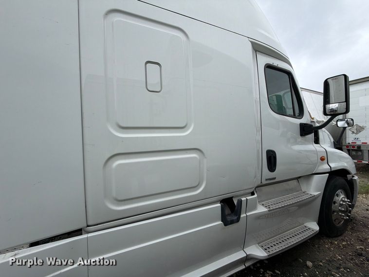 image for item YA2499 2015 Freightliner Cascadia semi truck