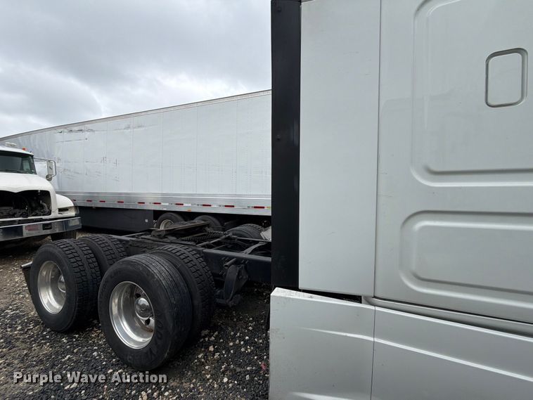 image for item YA2499 2015 Freightliner Cascadia semi truck