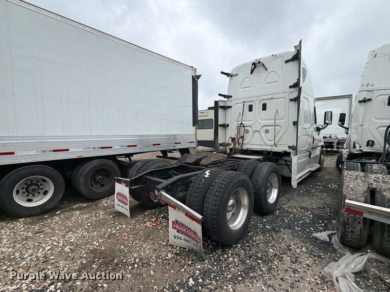 image for item YA2499 2015 Freightliner Cascadia semi truck