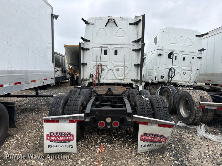 image for item YA2499 2015 Freightliner Cascadia semi truck