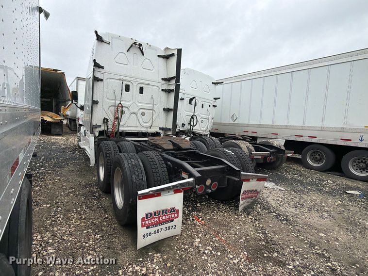 image for item YA2499 2015 Freightliner Cascadia semi truck