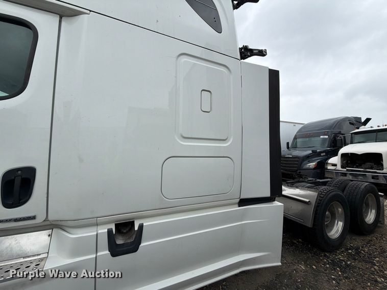 image for item YA2499 2015 Freightliner Cascadia semi truck