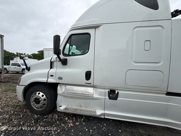image for item YA2499 2015 Freightliner Cascadia semi truck