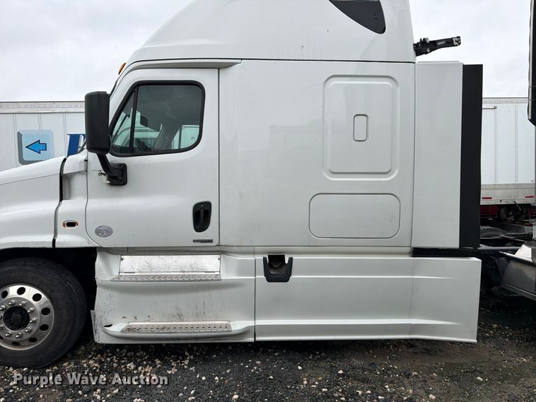 image for item YA2499 2015 Freightliner Cascadia semi truck