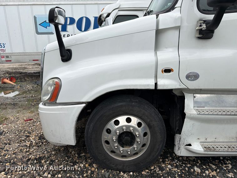 image for item YA2499 2015 Freightliner Cascadia semi truck