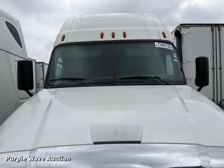 image for item YA2499 2015 Freightliner Cascadia semi truck