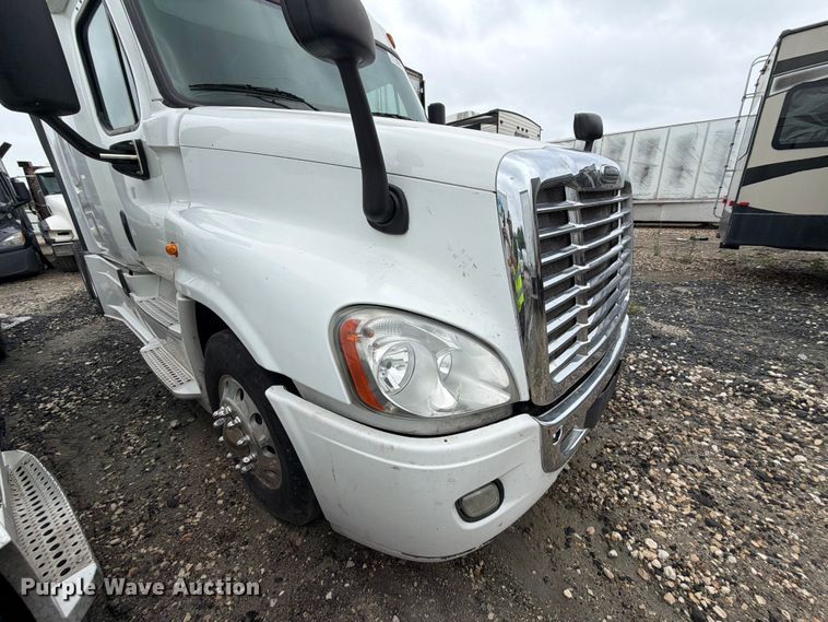 image for item YA2499 2015 Freightliner Cascadia semi truck