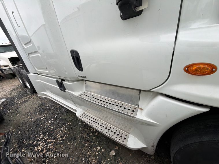 image for item YA2499 2015 Freightliner Cascadia semi truck