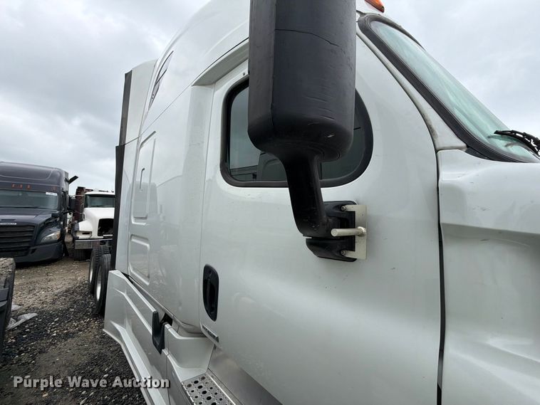 image for item YA2499 2015 Freightliner Cascadia semi truck