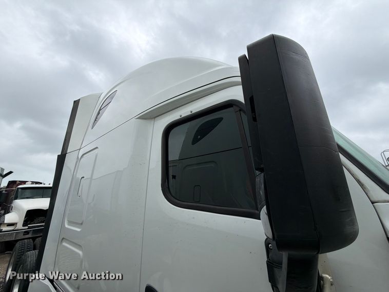 image for item YA2499 2015 Freightliner Cascadia semi truck