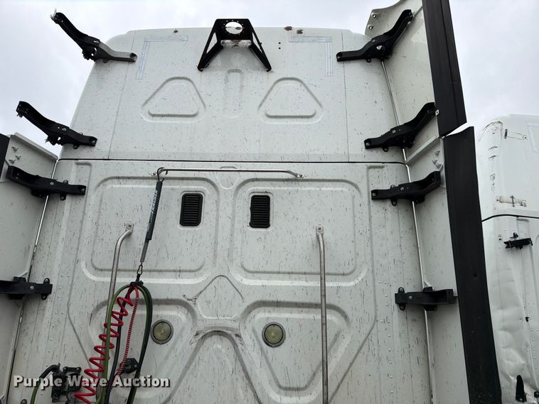 image for item YA2499 2015 Freightliner Cascadia semi truck