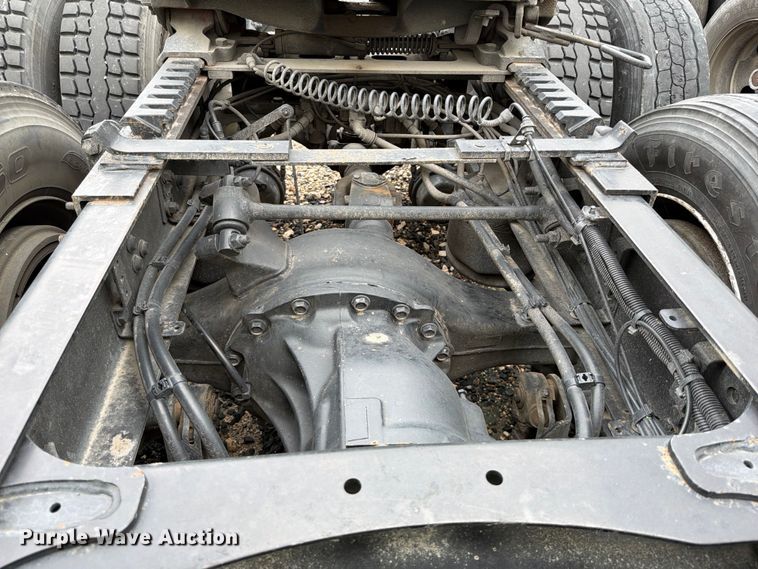 image for item YA2499 2015 Freightliner Cascadia semi truck