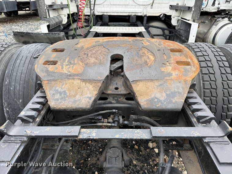 image for item YA2499 2015 Freightliner Cascadia semi truck