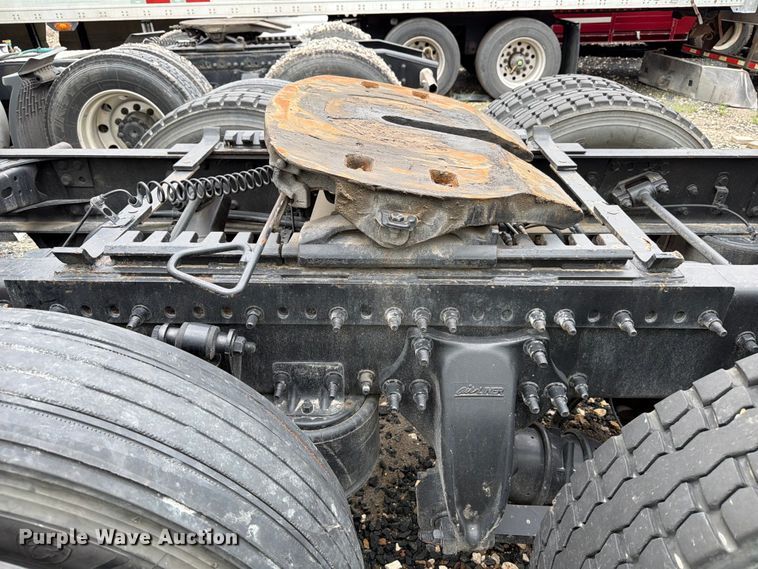 image for item YA2499 2015 Freightliner Cascadia semi truck