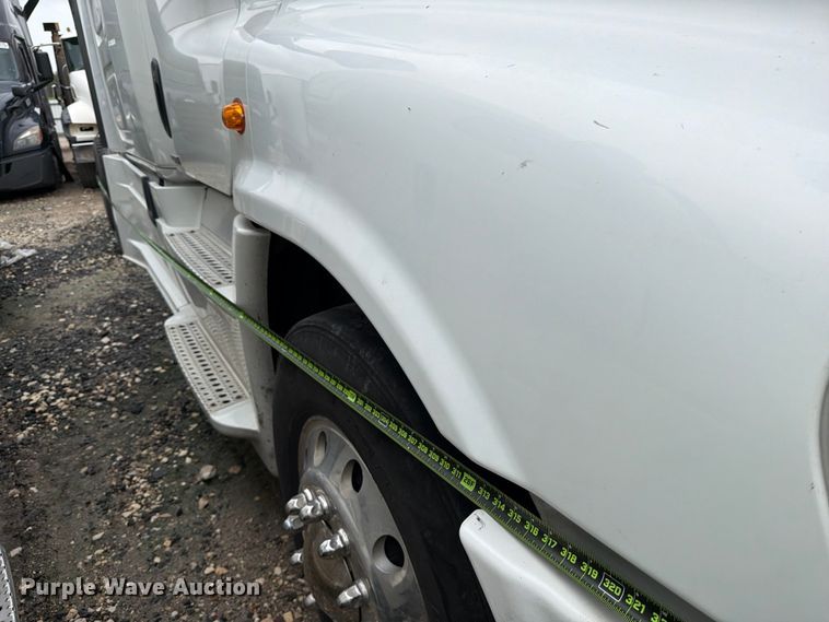 image for item YA2499 2015 Freightliner Cascadia semi truck
