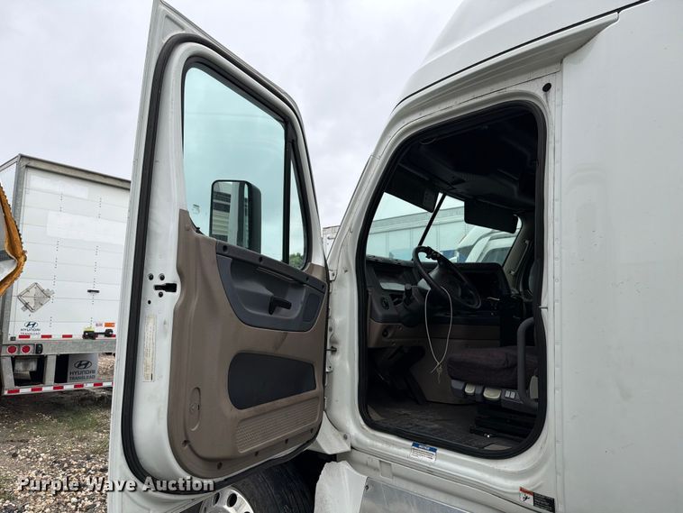image for item YA2499 2015 Freightliner Cascadia semi truck