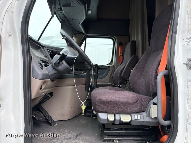 image for item YA2499 2015 Freightliner Cascadia semi truck