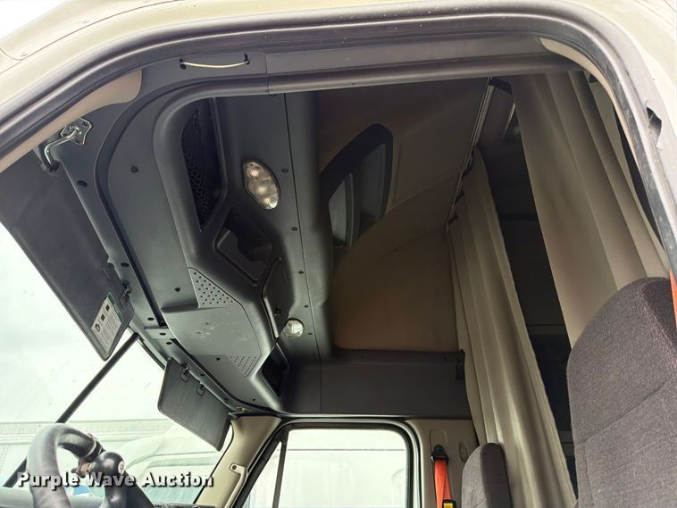 image for item YA2499 2015 Freightliner Cascadia semi truck