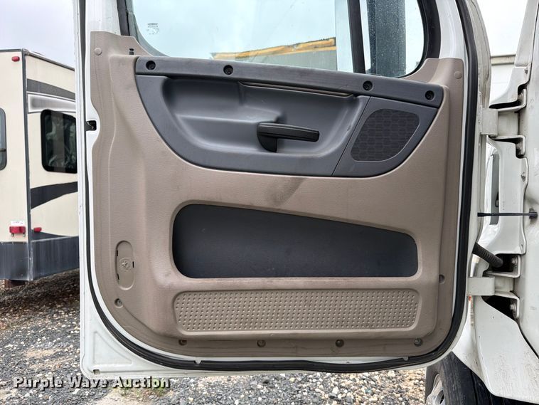 image for item YA2499 2015 Freightliner Cascadia semi truck