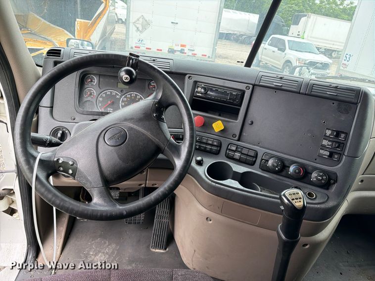 image for item YA2499 2015 Freightliner Cascadia semi truck