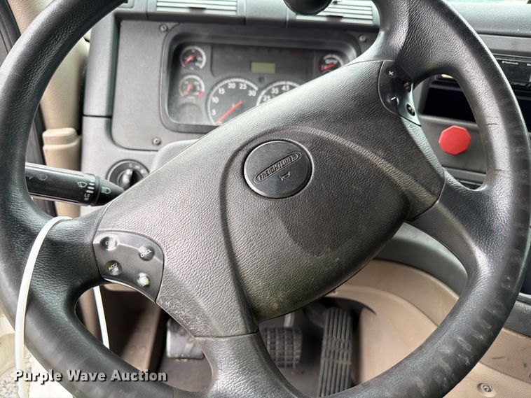 image for item YA2499 2015 Freightliner Cascadia semi truck