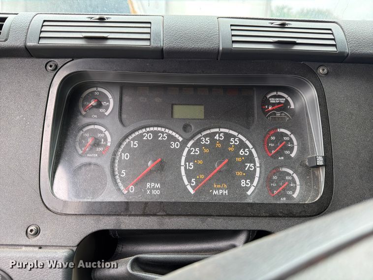 image for item YA2499 2015 Freightliner Cascadia semi truck