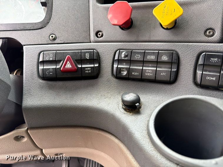 image for item YA2499 2015 Freightliner Cascadia semi truck