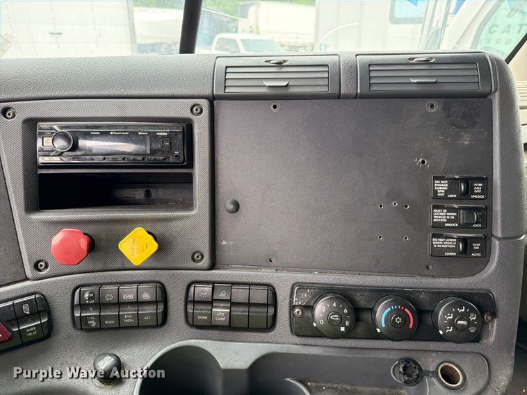 image for item YA2499 2015 Freightliner Cascadia semi truck