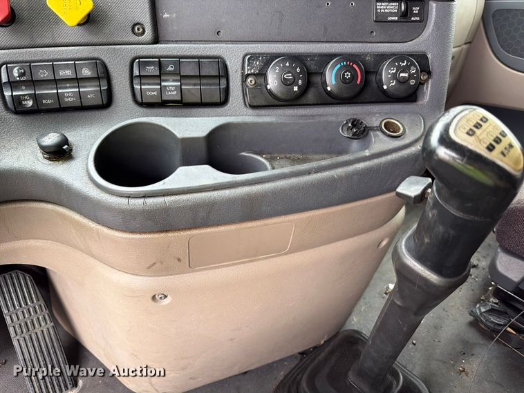 image for item YA2499 2015 Freightliner Cascadia semi truck