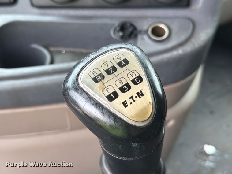 image for item YA2499 2015 Freightliner Cascadia semi truck