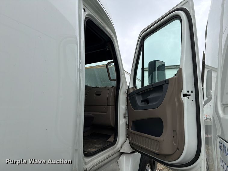 image for item YA2499 2015 Freightliner Cascadia semi truck