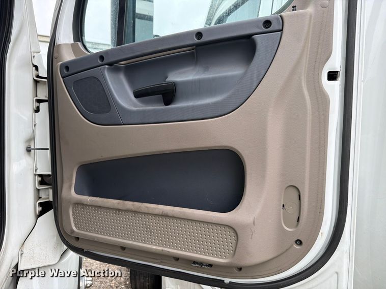 image for item YA2499 2015 Freightliner Cascadia semi truck