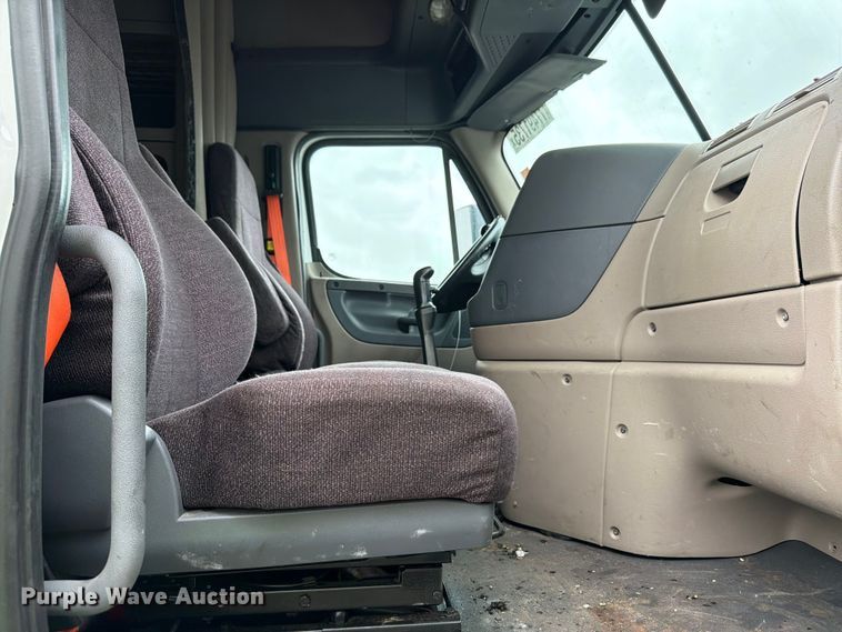 image for item YA2499 2015 Freightliner Cascadia semi truck